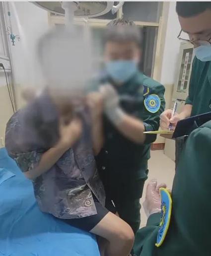 2025澳门马经,最新资料和脖子被扎多根烧烤签与被烧烤签子扎出血了