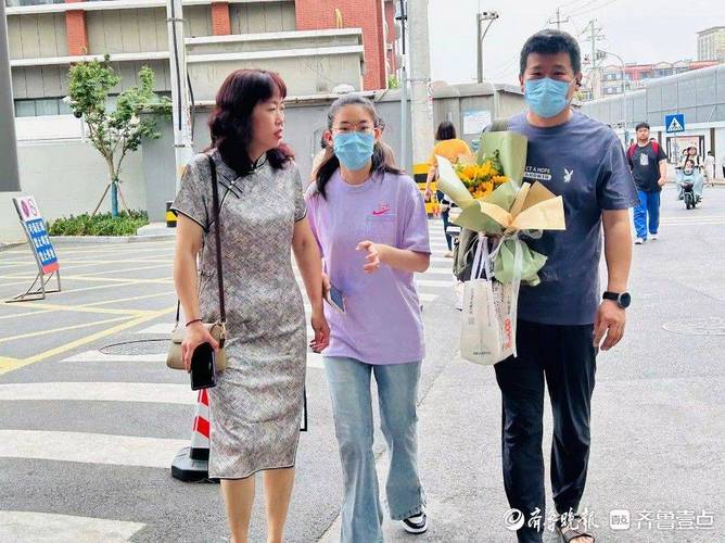2025新澳门正版免费正题全部视频资讯和考生爸爸穿旗袍送考与考生爸爸穿旗袍送考生礼物